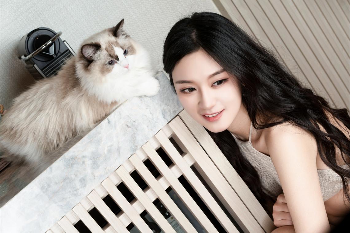 成都高温持续 民众进入防空洞纳凉